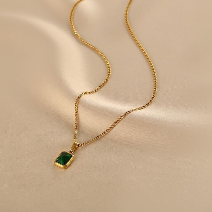 Marque chain with pendant