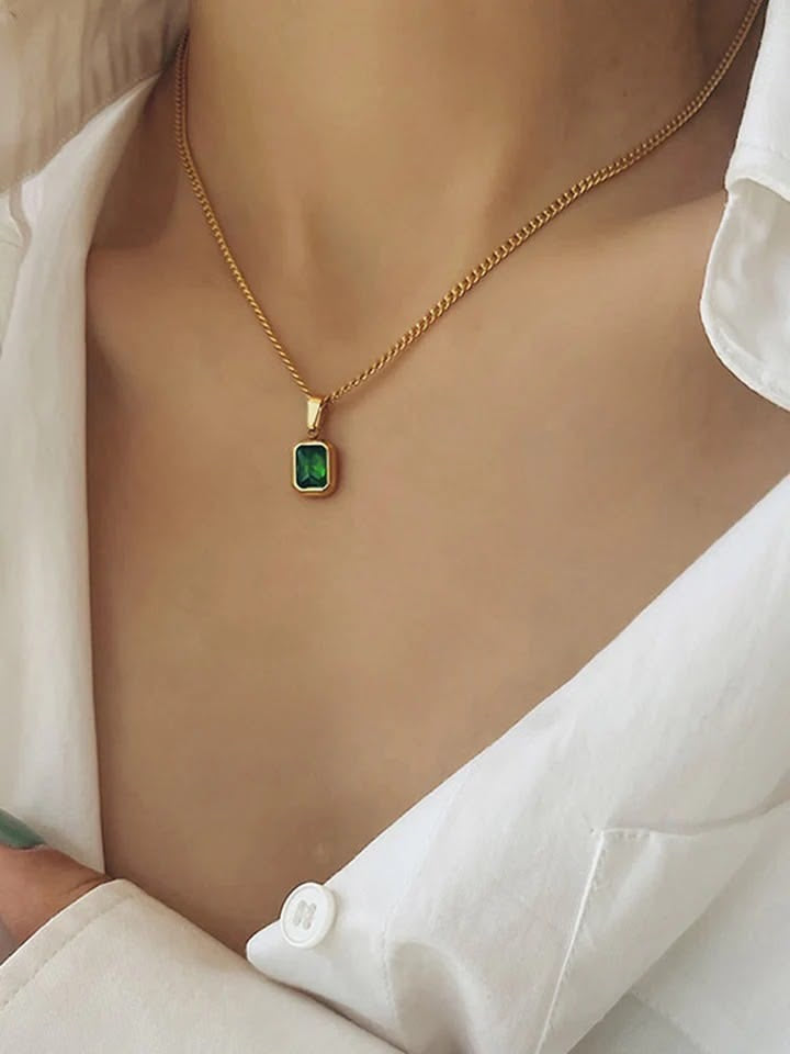 Marque chain with pendant