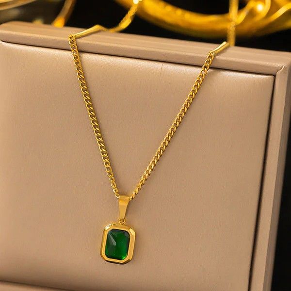 Marque chain with pendant